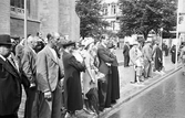 Åskådare vid Nikolaikyrkan vid militär parad på Regementets dag, 1939