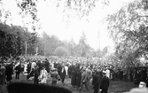 DEltagare vid försvarsfest i Stadsparken, 1940
