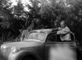 Man vid Opel Olympia, 1940-tal