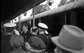 Gustav VI Adolf vid Nora station, 1954