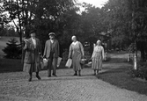 Sällskap i Klockarhyttan, 1934