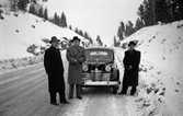 Tre män vid Opel Olympia, 1950-tal
