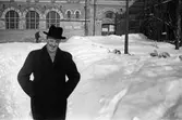 Man nedanför Nikolaikyrkan, 1950-tal