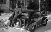 Man vid en Opel Olympia, 1950-tal