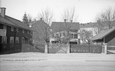 Hus bakom staket vid Karlsgatan, 1940