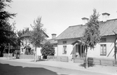 Två hus med staket vid Karlsgatan 1940