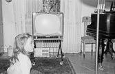 Flicka vid TV i hemmet, 1950-tal