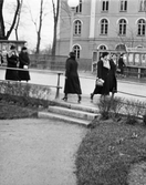 Flanerande damer framför Gamla Teatern, 1937