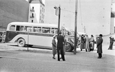 Resenärer väntar på Örebro Busstation, 1940