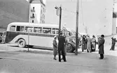 Resenärer väntar på Örebro Busstation, 1940