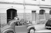 Fiat 500 och Volvo PV 444 parkerade på Rådmansgatan, 1950-tal