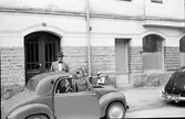 Fiat 500 och Volvo PV 444 parkerade på Rådmansgatan, 1950-tal