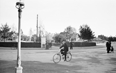 Cyklist vid Längbrotorg, 1937