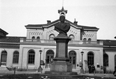 Staty greve von Rosen framför Centralstationen, 1937