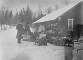 Grupp framför stuga i Axberg, 1908