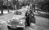 Man vid en Fiat 500, 1950-tal