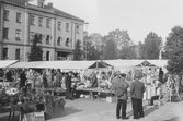 Marknadsstånd vid marknad i Hallsberg, 1944