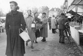 Besökare vid marknad i Hallsberg, 1959