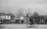 Man med cykel vid anslagstavla i Hallsberg, 1947