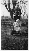 Flicka med barn i barnvagn, 1940-tal