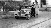 Familj vid bil, 1940-tal