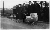 Familjen Ljunggren med barnvagn, 1940-tal