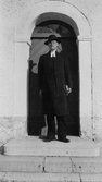 Präst utanför kyrkport, 1940-tal