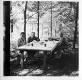 Familjen Ljunggren med vän på Hovsta prästgård, 1940-tal