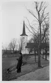 Kyrkoadjunkt Sven Ljunggren framför Hovsta kyrka, 1940-tal