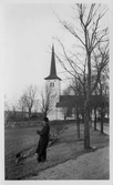 Kyrkoadjunkt Sven Ljunggren framför Hovsta kyrka, 1940-tal