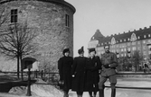 Grupp framför slottet, Örebro slott, 1940-tal