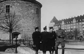 Grupp framför slottet, Örebro slott, 1940-tal