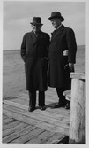 Två män på Tynäs brygga, Strängnäs, 1939