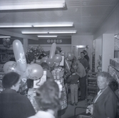 Bild tagen i samband med invigning av Konsum. Människor och ballonger i butiken.