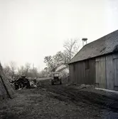 Pågående arbete på bondgård i Vipåsa, Källa.