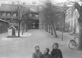 Barn på gården till Drottninggatan 33, 1953