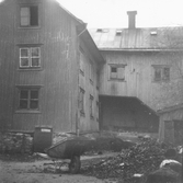 Skottkärra på bakgården till Drottninggatan 38, 1953