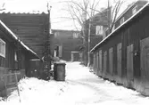 Soptunna och utedass på gården Drottninggatan 41-Bondegatan 1, 1953
