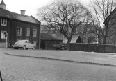 Parkerade bilar vid Bondegatan 1, 1953