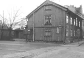 Gård i hörnet Änggatan -Drottninggatan, 1953