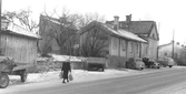 Dam med väskor vid parkering vid Änggatan, 1953