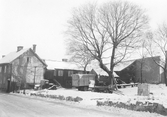 Lastbil och vagnar på Kyrkogårdsgatan, 1953