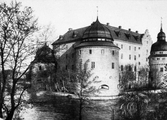 Illustration av Örebro slott från Storgatan, 1930