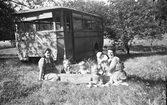 Mammor och barn i sommarhage, 1940-tal