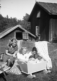 Barn i vagga vid torpet Snickartorp, 1940-tal