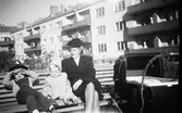 Mor och barn på parkbänk, 1940-tal