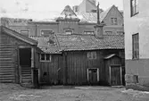 Gårdsinteriör med gårdshuset till höger, 1950-tal
