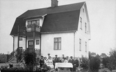 Familj framför villa i Hjärsta, 1920-tal