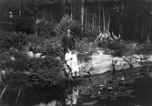 Par med barn vid Lindholmen, 1922
