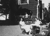 Kvinnor i trädgården på Lindholmen, 1920-tal